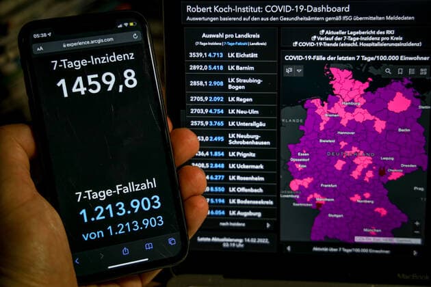 Coronavirus in Deutschland - Covid-19-Dashboard des Robert Koch-Institut 13.02.2022: Robert Koch-Institut: 7-Tage-Inzidenz 1459,8. 7-Tage-Fallzahl 1.213.903 COVID-19-Fälle 12.421.126. Zugang um 76.465 gegenüber dem Vortag. COVID-19-Todesfälle 119.977. Zugang um 42 gegenüber dem Vortag.