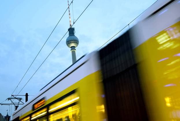 23.01.2022, Berlin - Deutschland. Straßenbahn am Alexanderplatz.