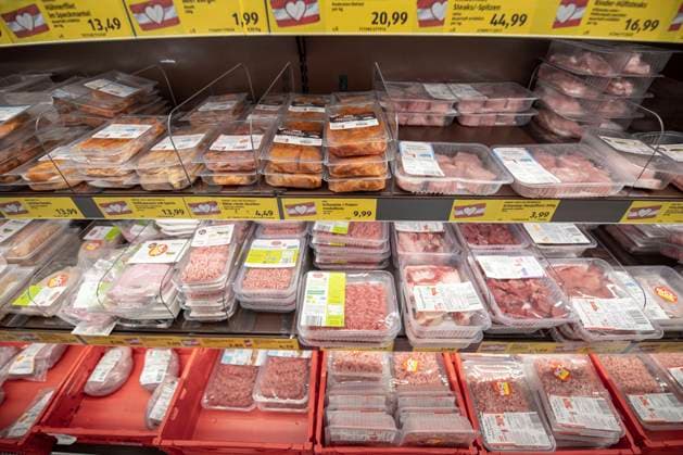 Lebensmittel: Verpflichtende Kennzeichnung der Herkunft *** Food: Origin labelling obligation Sowohl bei verarbeiteten Lebensmittel wie Nudeln, Wurst und Käse als auch bei Gemeinschaftsverpflegung wie in Kantinen und Mensen soll eine verpflichtende Herkunftsbezeichnung eingeführt werden. Im Bild: Kühlregal eines Supermarktes mit Fleischwaren. Wien, Österreich. 09.02.2022 *** Origin labelling obligation is introduced for food in cafeterias, supermarkets and restaurants. Picture: Supermarket shelve with meat products. Vienna, Austria. February 9th, 2022. 