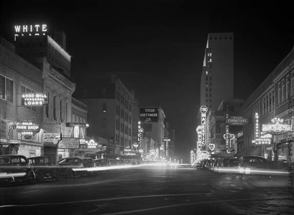 Elm Street at Night, Dallas, Texas, USA, Arthur Rothstein, U.S. Office of War Information U.S. Farm Security Administration, January 1942  Copyright: xCircaxImagesx ghi-circa10666