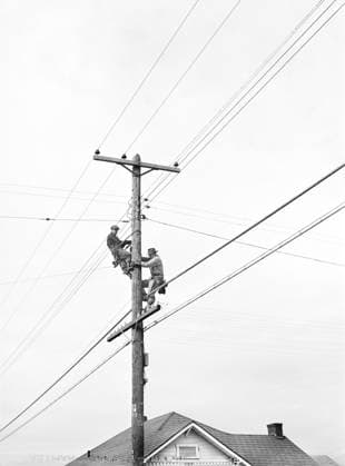 Telephone Linemen, U.S. Highway 80 between Fort Worth and Dallas, Texas, USA, Arthur Rothstein, U.S. Office of War Information U.S. Farm Security Administration, January 1942  Copyright: xCircaxImagesx ghi-circa10672