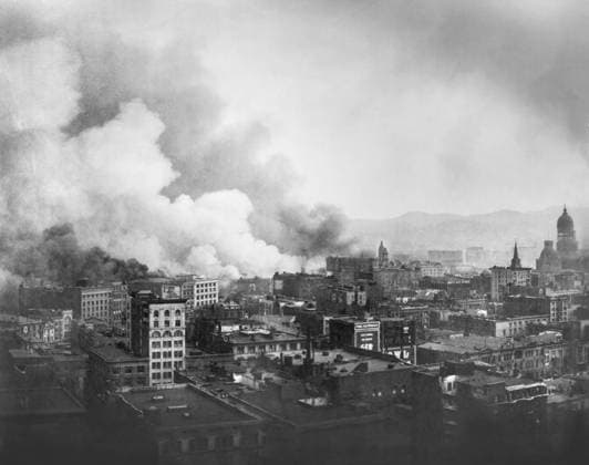 Smoke billowing over city after Earthquake, San Francisco, California, USA, Pillsbury Picture Company, April 1906  Copyright: xCircaxImagesx ghi-circa10717