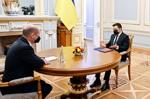 News Themen der Woche KW07 News Bilder des Tages Ukrainian President President Volodymyr Zelensky (R) and German Chancellor Olaf Scholz meet in Kyiv on Monday, February 14, 2022. Scholz landed in Kyiv for crisis talks with Zelensky, ahead of a visit to Moscow to head off what Berlin said was the very critical threat of a Russian invasion of Ukraine.  KYV2022021402 UKRAINExPRESIDENCYxOffice