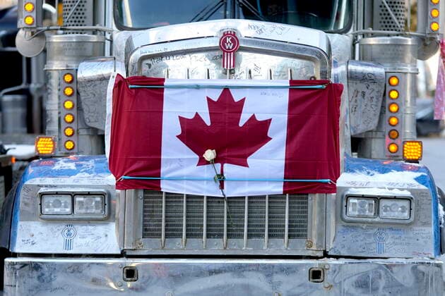 News Bilder des Tages February 14, 2022, Ottawa, ON, CAN: A white rose is secured under a bungee cord strapping a Canadian flag to the hood of a semi-trailer truck, on the 18th day of a protest against COVID-19 measures that has grown into a broader anti-government protest, in Ottawa, on ValentineöÄÃ s Day, Monday, Feb. 14, 2022. Ottawa CAN  - ZUMAc35_ 20220214_zaf_c35_176 Copyright: xJustinxTangx