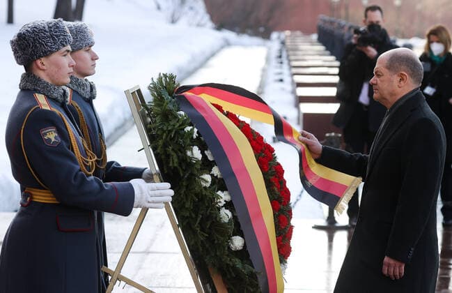 News Bilder des Tages MOSCOW, RUSSIA - FEBRUARY 15, 2022: Germany s Chancellor Olaf Scholz (R) lays a floral tribute at the Tomb of the Unknown Soldier in Alexander Garden. Sergei Karpukhin TASS  TS123373