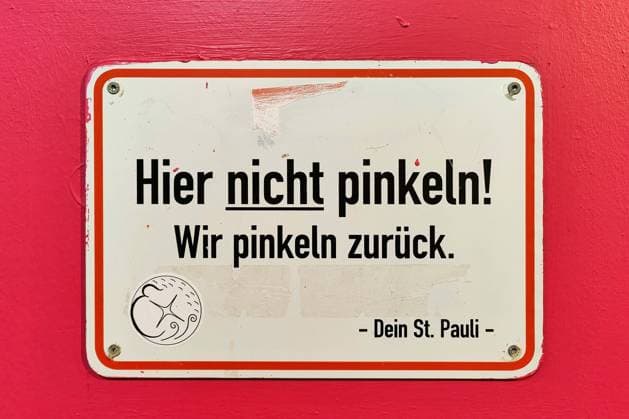 Schild Hier nicht pinkeln. Wir pinkeln zurueck. Dein St. Pauli, Reeperbahn, St. Pauli, Deutschland, Hamburg Sign No peeing here. We pee back. Your St. Pauli, Reeperbahn, St. Pauli, Germany, Hamburg BLWS662224 *** Sign No peeing here We pee back Your St Pauli, Reeperbahn, St Pauli, Germany, Hamburg Sign No peeing here We pee back Your St Pauli, Reeperbahn, St Pauli, Germany, Hamburg BLWS662224 Copyright: xblickwinkel S.xZiesex