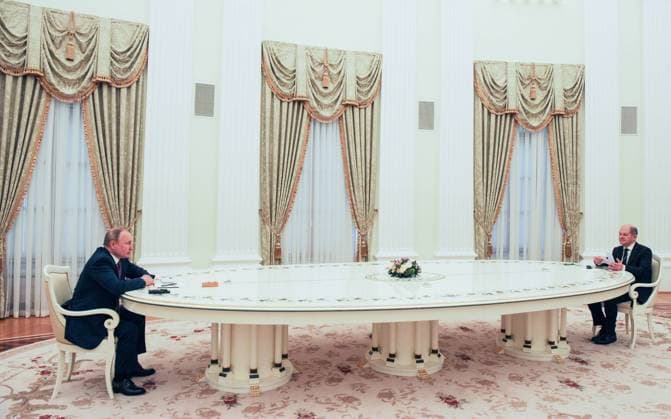 Bilder des Jahres 2022, News 02 Februar News Themen der Woche KW07 News Bilder des Tages MOSCOW, RUSSIA - FEBRUARY 15, 2022: Russia s President Vladimir Putin (L) and Germany s Chancellor Olaf Scholz meet at Moscow s Kremlin. Mikhail Klimentyev Russian Presidential Press and Information Office TASS  TS123444
