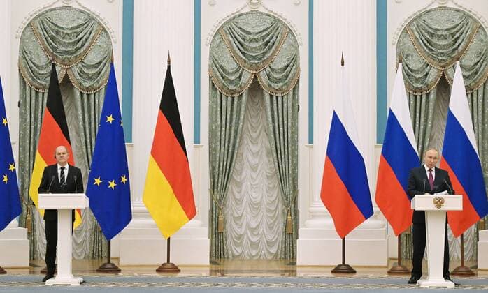 News Bilder des Tages Russia Germany 8115903 15.02.2022 Russian President Vladimir Putin, right, and German Chancellor Olaf Scholz attend a joint press conference following their meeting at Moscow s Kremlin, Russia. Sergey Guneev Sputnik Moscow Russia  Copyright: xSergeyxGuneevx
