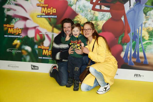 Doreen Dietel mit Lebensgefährten Tobias Guttenberg und Sohn Premiere von DIE BIENE MAJA DIE HONIGSPIELE am 25. Februar 2018 im Mathäser Filmpalast in München *** Doreen Dietel with Life companions Tobias Guttenberg and Son Premiere from the Bee Maja the HONEY GAMES on 25 February 2018 at Mathäser Filmpalast in Munich Copyright: xVISTAPRESSx xLanaxYassi