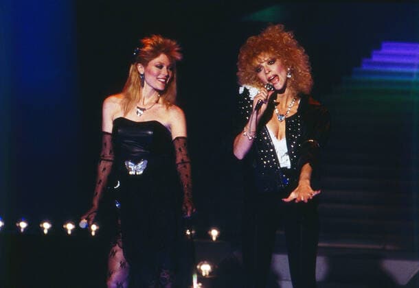 AUDREY LANDERS, JUDY LANDERS Audrey Landers, amerikanische Sängerin und Schauspielerin, bei einem gemeinsamen TV Auftritt mit ihrer Schwester Judy Landers, 1987. The sisters Audrey Landers and Judy Landers American actresses and singers, TV performance 1987., Deutschland Copyright: kpa UnitedArchives55007187 EDITORIAL USE ONLY
