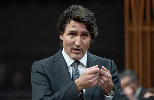 February 15, 2022, Ottawa, ON, Canada: Prime Minister Justin Trudeau rises during Question Period, Tuesday, February 15, 2022 in Ottawa. Ottawa Canada  - ZUMAc35_ 20220215_zaf_c35_162 Copyright: xAdrianxWyldx