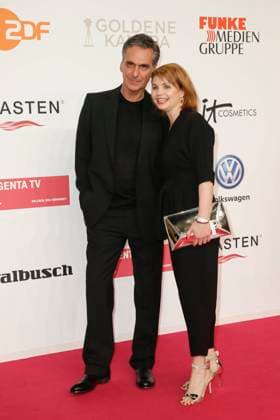 Annette Frier mit Ehemann Johannes Wünsche Verleihung der GOLDENEN KAMERA 2019 am 30. März 2019 im Hangar 5 in Flughafen Tempelhof Berlin *** Annette Frier with Husband John Wishes award Ceremony the Golden Camera 2019 on 30 March 2019 at Hangar 5 in Airport Tempelhof Berlin Copyright: xVISTAPRESSx xG.xWenzel
