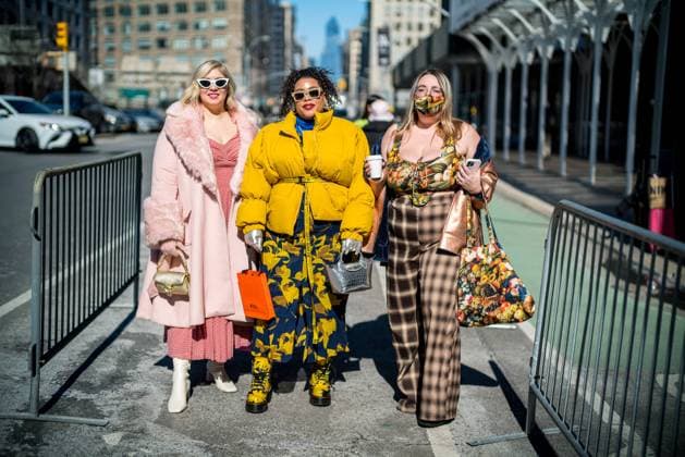 Entertainment Bilder des Tages February 15, 2022, New York, New York, U.S: Fashion Hunter MICHELLE BLASHKA. Digital Creator, GREIVY, and Blogger SARAH CHIWAYA pose for photos outside of New York Fashion Week at Spring Studios in New York. New York U.S. - ZUMAp140 20220215_zap_p140_009 Copyright: xBrianxBranchxPricex