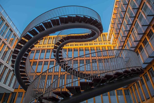 Muenchen, Deutschland 05. Februar 2022: Endlose Treppe in München, ein 9 Meter hohes, frei stehendes und endlos begehbares Kunstobjekt von Olaf Eliasson , im Innenhof der KPMG auf der Schwanthalerhöhe. Bayern Copyright: xFotostandx xFritschx