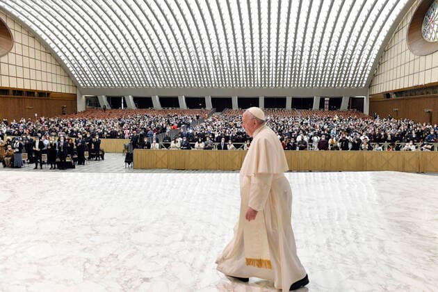 Bilder des Jahres 2022, News 02 Februar News Themen der Woche KW07 News Bilder des Tages February 16, 2022, Vatican City, Vatican City: This handout picture made available by Vatican Media Press Office shows Pope Francis giving the General Audience in Paul VI Hall, Vatican City, 16 February 2022. ANSA Vatican Media Press Office handout +++ ANSA PROVIDES ACCESS TO THIS HANDOUT PHOTO TO BE USED SOLELY TO ILLUSTRATE NEWS REPORTING OR COMMENTARY ON THE FACTS OR EVENTS DEPICTED IN THIS IMAGE; NO ARCHIVING; NO LICENSING Vatican City Vatican City - ZUMAa110 20220216_zaf_a110_028 Copyright: xVaticanxMediaxPressxOfficexHandox
