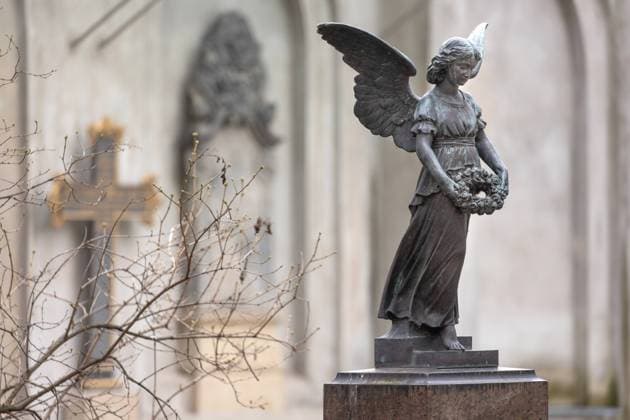 Skulptur eines Engels auf dem Parochialkirchhof in Berlin. 15.02.2022, Berlin, GER - Skulptur eines Engels auf dem Parochialkirchhof in Berlin., Berlin Berlin Deutschland, DEU Engel, Friedhof *** Sculpture of an angel on the Parochial Churchyard in Berlin 15 02 2022, Berlin, GER Sculpture of an angel on the Parochial Churchyard in Berlin , Berlin Berlin Germany, DEU Angel, Cemetery