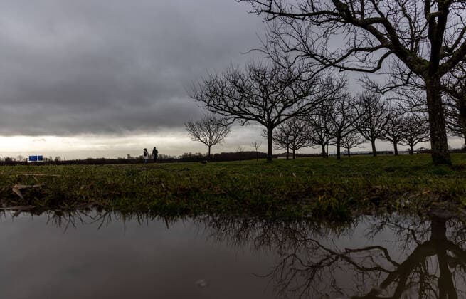 Stürmisches Februarwetter Dunkle Wolken eines Regenschauers sind am Himmel zu sehen. In der kommenden Nacht zieht ein Orkantief über Deutschland, für den Norden gelten Unwetterwarnungen., Oberursel Hessen Deutschland