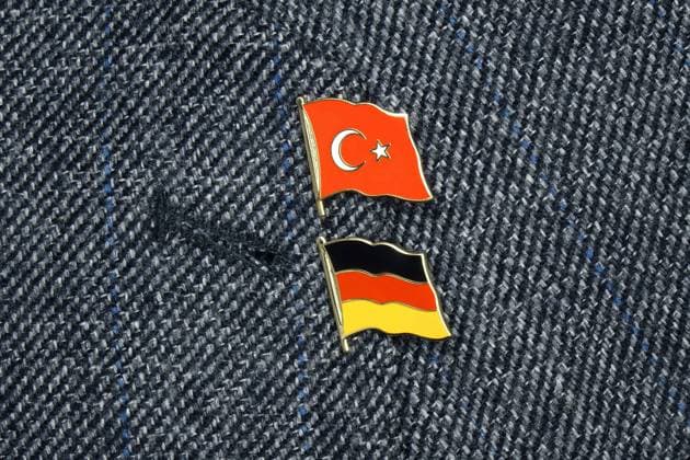 Revers mit Fahnensticker Revers mit Fahnensticker, 13.02.2022, Borkwalde, Brandenburg, An einem Jackenrevers befinden sich Fahnensticker der Türkei und von Deutschland.