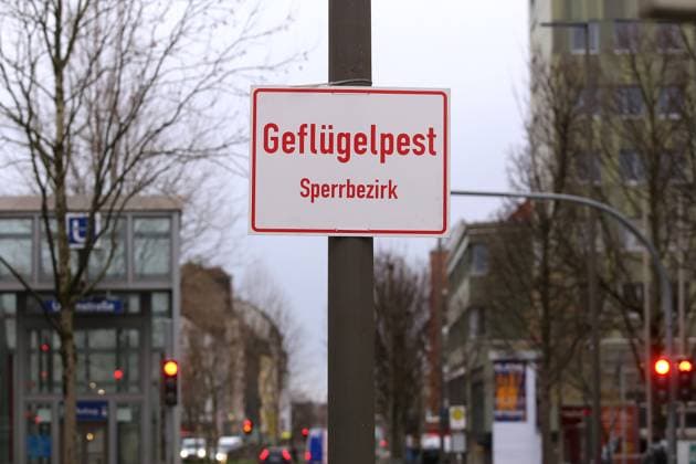 8.2.2022 Dortmund Ein Schild kennzeichnet den Beginn Sperrbezirk Geflügelpest. In einer Voliere eines privaten Vogelhalters sind Wildvögel an der Vogelgrippe erkrankt. Deshalb werden für eine bestimmte Zeit strenge Auflagen in einem bestimmten Umkreis des Fundortes erlassen.