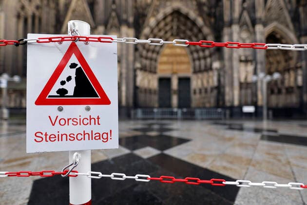 News Bilder des Tages Orkantief Xandra ist durch NRW durchgezogen, es folgen nun die Orkantiefs Ylenia und schließlich Zeynep . Der Deutsche Wetterdienst warnt in Nordrhein-Westfalen vor schweren Sturmböen ab Mittwochabend. Teils sollen am Donnerstag Orkanböen aufziehen. Die Schulen bleiben deshalb am Donnerstag in ganz NRW geschlossen. Auf der Domplatte warnen Schilder vor herabfallenden Steinen, die der Sturm am Kölner Dom lockern könnte. Köln, 16.02.2022 Foto:xC.xHardtx xFuturexImage