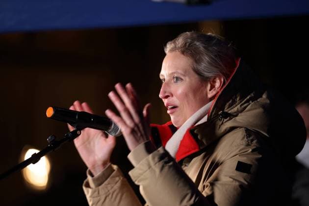 Alice Weidel (Vorsitzende der AfD-Bundestagsfraktion) spricht während einer Kundgebung der AfD gegen die Impfpflicht in der Coronavirus-Pandemie, Alter Markt, Potsdam, 16. Februar 2022. AfD-Kundgebung gegen Impfpflicht