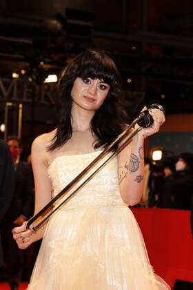 Kurdwin Ayub, die Gewinnerin und Preisträgerin (Drehbuch GWFF Best First Feature Award für den Film Sonne) beim Fototermin am Berlinale Palast vom International Film Festival Berlinale am 16.02.2022 in Berlin Berlinale 2022- Gewinner Photo Call