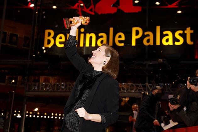 Carla Simon, die Preisträgerin und Gewinnerin vom Goldenen Bär für ihren Film Alcarras beim Fototermin am Berlinale Palast vom International Film Festival Berlinale am 16.02.2022 in Berlin Berlinale 2022- Gewinner Photo Call