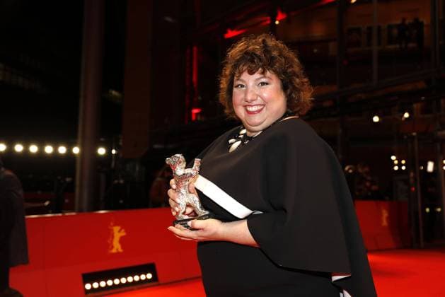 Bilder des Jahres 2022, Entertainment 02 Februar Entertainment Themen der Woche KW07 Entertainment Bilder des Tages Meltem Kaptan, die Preisträgerin und Gewinnerin vom Silbernen Bär (Rabiye Kurnaz gegen George W Bush) beim Fototermin am Berlinale Palast vom International Film Festival Berlinale am 16.02.2022 in Berlin Berlinale 2022- Gewinner Photo Call