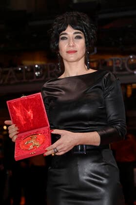 Mitra Farahani mit dem Encounters Spezialpreis der Jury für ÃÄ vendredi, Robinson bei der Closing Ceremony mit Preisverleihung auf der Berlinale 2022 72. Internationale Filmfestspiele Berlin im Berlinale Palast. Berlin, 16.03.2022 Foto:xF.xKernx xFuturexImage
