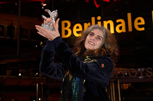Laila Stieler mit dem silbernen Bär für das beste Drehbuch zu Rabiye Kurnaz gegen George W. Bush bei der Closing Ceremony mit Preisverleihung auf der Berlinale 2022 72. Internationale Filmfestspiele Berlin im Berlinale Palast. Berlin, 16.03.2022 Foto:xF.xKernx xFuturexImage