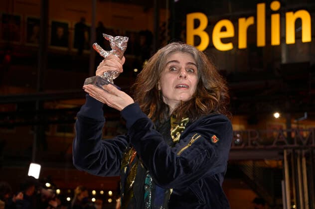 Laila Stieler mit dem silbernen Bär für das beste Drehbuch zu Rabiye Kurnaz gegen George W. Bush bei der Closing Ceremony mit Preisverleihung auf der Berlinale 2022 72. Internationale Filmfestspiele Berlin im Berlinale Palast. Berlin, 16.03.2022 Foto:xF.xKernx xFuturexImage