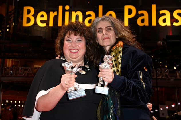 Meltem Kaptan mit dem silbernen Bär für die geste schauspielerische Leistung in einer Hauptrolle in Rabiye Kurnaz gegen George W. Bush und Laila Stieler mit dem silbernen Bär für das beste Drehbuch zu Rabiye Kurnaz gegen George W. Bush bei der Closing Ceremony mit Preisverleihung auf der Berlinale 2022 72. Internationale Filmfestspiele Berlin im Berlinale Palast. Berlin, 16.03.2022 Foto:xF.xKernx xFuturexImage