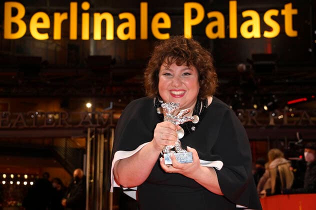 Meltem Kaptan mit dem silbernen Bär für die beste schauspielerische Leistung in einer Hauptrolle in Rabiye Kurnaz gegen George W. Bush bei der Closing Ceremony mit Preisverleihung auf der Berlinale 2022 72. Internationale Filmfestspiele Berlin im Berlinale Palast. Berlin, 16.03.2022 Foto:xF.xKernx xFuturexImage