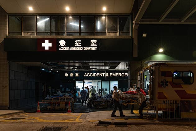 Hong Kong s COVID-19 Infections Soar On February 16, 2022, in the temporary shelter outside the Caritas Medical Center in Hong Kong, China, a patient lies in a hospital bed waiting for medical treatment. The temperature drops at night, and medical staff take the patient out of the ambulance. The Food and Health Bureau confirmed a new record of 4,285 infections, while 7,000 people initially tested positive, a near-record high. At least 12,000 infected people are waiting to be admitted to hospitals as COVID-19 cases overwhelm the public health system. Hong Kong China  Copyright: xLeungxManxHeix originalFilename: manhei-notitle220216_npKhO.jpg