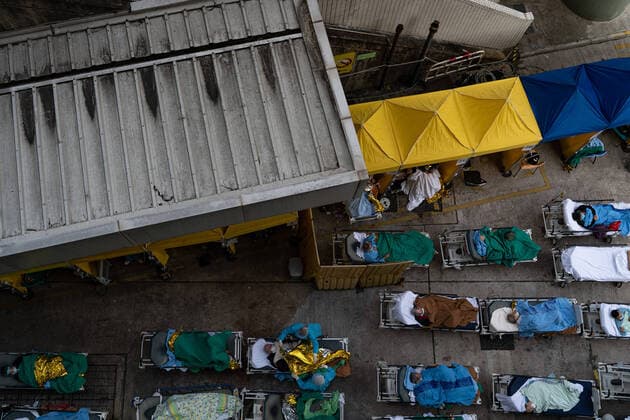 News Themen der Woche KW07 News Bilder des Tages Hong Kong s COVID-19 Infections Soar A patient lies in a hospital bed waiting for medical treatment at a temporary shelter outside the Caritas Medical Center in Hong Kong, China, on February 16, 2022. The Food and Health Bureau confirmed a new record of 4,285 infections, while 7,000 people initially tested positive, a near-record high. At least 12,000 infected people are waiting to be admitted to hospitals as COVID-19 cases overwhelm the public health system. Hong Kong China  Copyright: xLeungxManxHeix originalFilename: manhei-notitle220216_np9g3.jpg