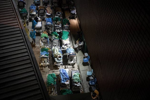 News Bilder des Tages February 16, 2022, Hong Kong, China: Suspected COVID-19 patients are seen lying on hospital beds at the open area outside Caritas Medical Centre. Hong Kong is struggling to contain the outbreak of COVID-19 , with most of hospitals running over their capacity. Patients on hospital beds lined up outside A&E departments of the Caritas Medical Centre waiting to get into the hospital. Hong Kong China - ZUMAs197 20220216_zaa_s197_069 Copyright: xDominicxChiux