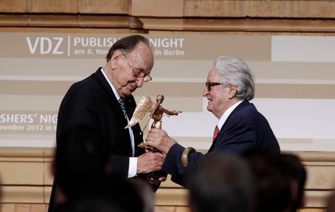 Hans-Dietrich Genscher Preisträger in der Kategorie Ehren-Victoria Laudator Roland Dumas VDZ Publishers Night 2012 am 8. November 2012 in der Hauptstadtrepräsentanz der Deutschen Telekom AG in Berlin *** Hans Dietrich Genscher Award Winner in the Category Honours Victoria Laudator Roland Dumas VDZ Publishers Night 2012 on 8 November 2012 in the Capital Representative Office the Germans Telekom AG in Berlin Copyright: x