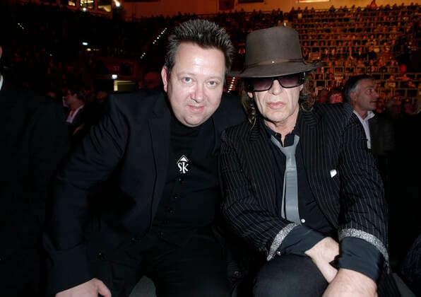 Sebastian Krumbiegel Udo Lindenberg CHARITY BOXEN - UWE HÜCK VS. LUAN KRASNIQI am 16. November 2013 in der MHP-Arena in Ludwigsburg. Uwe Hück, Konzern-Betriebsratsvorsitzender und stellv. Aufsichtsratsvorsitzender der Porsche AG ruft in diesem Jahr die Lern-Stiftung Hück ins Leben, die sozial benachteiligten Kindern und Jugendlichen helfen soll. Um Spenden für diese Stiftung zu sammeln stellen sich er und Luan Krasniqi (Ex-Europameister im Schwegewicht) dafür in den Ring, unter dem Motto Blaue Flecke für Soziale Zwecke . Gewinn und Spenden dieses Boxabends gehen je zur Hälfte an die Lern-Stiftung Hück in Pforzheim und an die Weltorganisation der SOS-Kinderdörfer. *** Sebastian Krumbiegel Udo Lindenberg Charity Boxes Uwe H Copyright: x