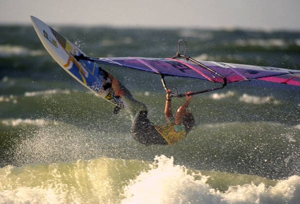 Windsurfen extrem vor Sylt in Schleswig Holstein in Deutschland Fesselnde Surffotos von Westerland auf Sylt *** Windsurfing extreme off Sylt in Schleswig Holstein in Germany Captivating surf photos from Westerland on Sylt