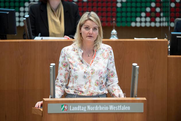 Christina SCHULZE-FOECKING, Schulze-Föcking, CDU-Fraktion, bei ihrer Rede TOP 3: Jahresbericht der Kommission zur Wahrnehmung der Belange der Kinder (Kinderschutzkommission) für den Berichtszeitraum 2021 161. Sitzung des Landtags Nordrhein-Westfalen, im Landtag Nordrhein-Westfalen NRW, Duesseldorf am 16.02.2022,