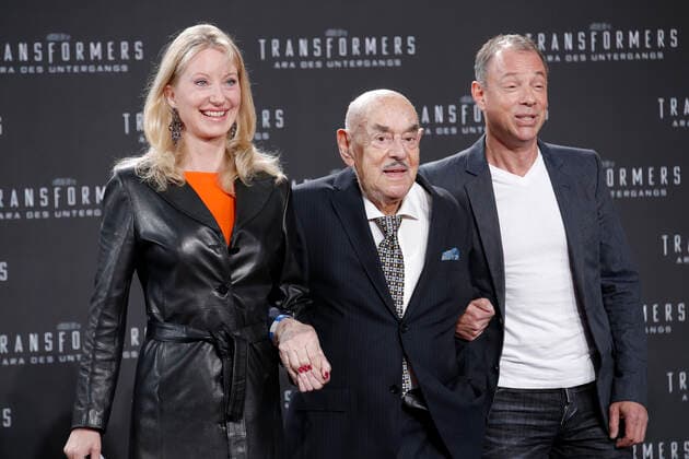 Artur Brauner mit Sammy Brauner und dessen Ehefrau Anne Manuela Tischler Europapremiere von TRANSFORMERS: ÄRA DES UNTERGANGS am 29. Juni 2014 im Kino CineStar Sony Center am Potsdamer Platz *** Artur Brauner with Sammy Brauner and whose Wife Anne Manuela Carpenters European premiere from Transformers Era of Demise on 29 June 2014 at Cinema Cinestar Sony Center on Potsdam Place Copyright: x