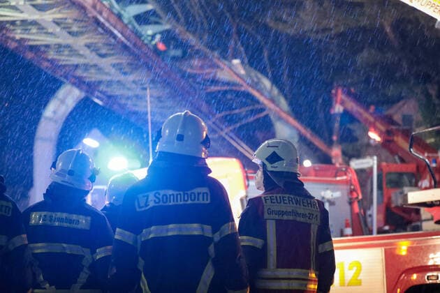 Sturmtief Ylenia sorgt für zahlreiche Feuerwehreinsätze im Bergischen Land. Baum stürzt auf Schwebebahngerüst! Durch das Unwetter stürzte in der Nacht auf Donnerstag ein Baum auf das Schwebebahngerüst in Wuppertal. Zahlreiche Kräfte der Wuppertaler Feuerwehr rückten an und mussten den 40 m hohen Baum zunächst sichern, damit dieser nicht unkontrolliert auf die Fahrbahn stürzt. Mitarbeiter des Verkehrsbetriebes schalteten die Schwebebahn stromlos um gefahrloses Arbeiten zu gewährleisten. In einer mehrstündigen aufwendigen Maßnahme konnte der Baum vorsichtig zerkleinert werden, hierzu wurden vom Schwebebahngerüst und über eine Drehleiter mittels Kettensägen gearbeitet. Ob die Schwebebahn am Folgetag wieder fahren kann oder es n