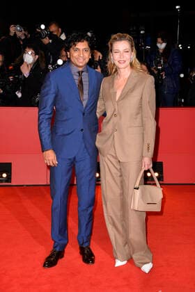 M Night Shyamalan and Connie Nielsen closing ceremony Berlinale 2022 Berlinale Palast International Film Festival Berlinale 2022 Berlin 16 02 2022
