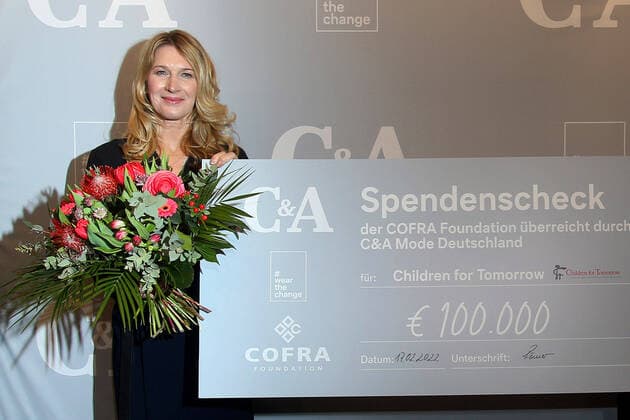 Bilder des Jahres 2022, Entertainment 02 Februar Entertainment Themen der Woche KW07 Entertainment Bilder des Tages Steffi Graf bei der Scheckübergabe über 100000 Euro von C&A für ihre Stiftung Children for Tomorrow am 17.02.2022 im Einkaufzentrum Mercado in Hamburg Steffi Graf bei der Scheck-Übergabe für ihre Children for Tomorrow Stiftung von C&A in Hamburg