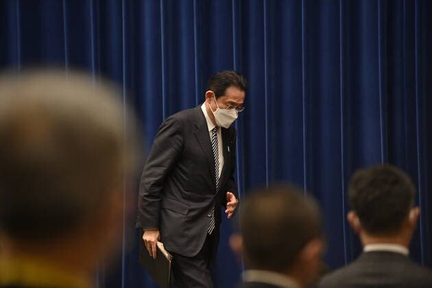 February 17, 2022, Tokyo, Tokyo Prefecture, Japan: TOKYO, JAPAN - FEBRUARY 17 : Japan™s Prime Minister Fumio Kishida attends a press conference in Tokyo, Japan, on February 17, 2022 as Japan is set ease border controls put in place to prevent the spread of the coronavirus Covid-19. Tokyo Japan - ZUMAs197 20220217_zaa_s197_030 Copyright: xDavidxMareuilx