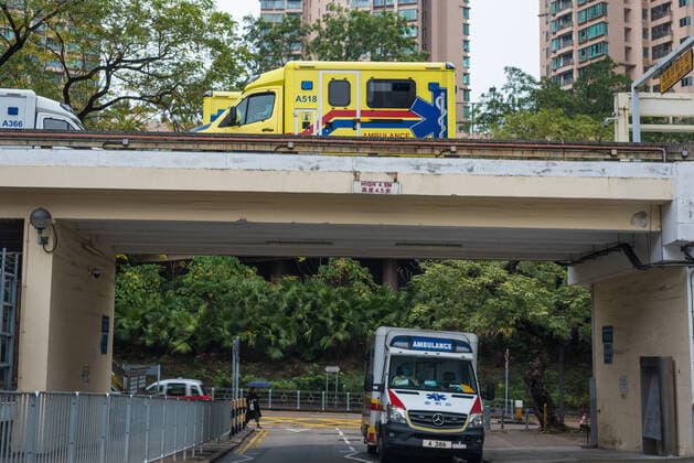 Hong Kong Hospitals Overflow With COVID Cases Ambulances arrive and leave the Queen Elisabeth Hospital Accident and Emergency ward in Kowloon, in Hong Kong, China, on February 17, 2022. Hong Kong Hong Kong  Copyright: xMarcxFernandesx originalFilename: fernandes-hongkong220217_npFWy.jpg