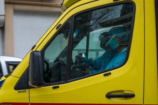 Hong Kong Hospitals Overflow With COVID Cases Ambulance staff in full PPE leave Queen Elisabeth hospital for another intervention, in Hong Kong, China, on February 17, 2022. Hong Kong Hong Kong  Copyright: xMarcxFernandesx originalFilename: fernandes-hongkong220217_nplch.jpg