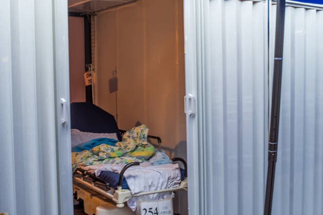 Hong Kong Hospitals Overflow With COVID Cases A makeshift cabin with an empty bed can be seen at Queen Elisabeth hospital, in Hong Kong, China, on February 17, 2022. Hong Kong Hong Kong  Copyright: xMarcxFernandesx originalFilename: fernandes-hongkong220217_npQKk.jpg