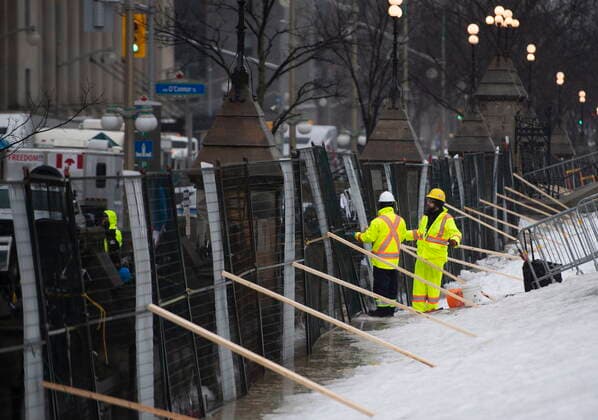 February 17, 2022, Ottawa, ON, CAN: Crews secure fencing to shore up the existing gates along Wellington Street at Parliament Hill, on the 21st day of a protest against COVID-19 measures that has grown into a broader anti-government protest, in Ottawa, on Thursday, Feb. 17, 2022. Ottawa CAN  - ZUMAc35_ 20220217_zaf_c35_064 Copyright: xJustinxTangx