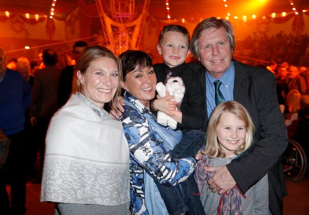 Sigmar Solbach with Wife Claudia, Subsidiary Sonja left and Grandchildren Tim and Andrea Weihnachtspremiere from Circus Crown on 25 December 2015 in Munich Copyright: x
